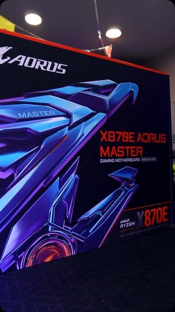 Caixa da placa-mãe Gigabyte AORUS X870E Master na bancada da loja