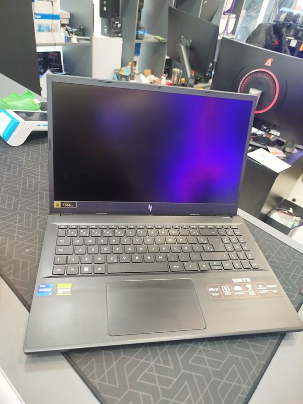 Notebook gamer Acer Nitro aberto sobre a bancada da Benincasa Info