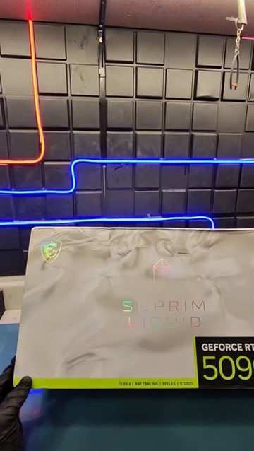 Unboxing de uma placa de vídeo RTX 5090 Suprim Liquid na loja, com o neon ao fundo